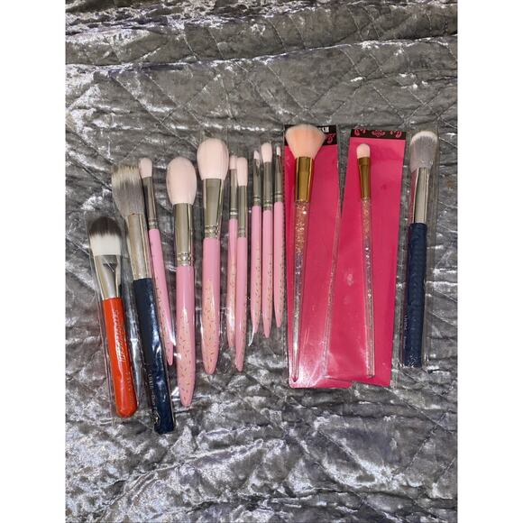 Makeup Brush Lot Of 13 Brushes NEW - Picture 1 of 9